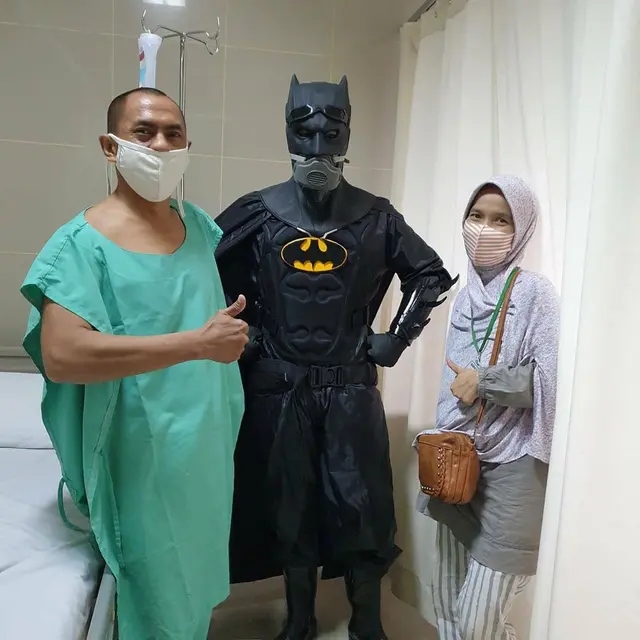 7 Potret Dokter Pakai APD dengan Cosplay Pahlawan Super Ini Viral