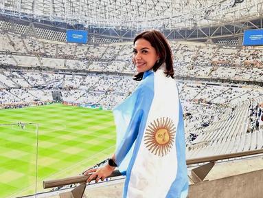 Presenter acara Mata Najwa hadir langsung menonton laga final Piala Dunia 2022. Perempuan yang akrab disapa Nana ini mendukung Argentina. Benar saja, Argentina berhasil keluar sebagai juara dan Nana terlihat sangat sumringah. (Liputan6.com/IG/najwashihab)