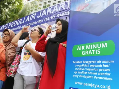 Warga meminum air gratis saat run for water di CFD, Jakarta, Minggu (25/3). Run For Water kolaborasi PAM Jaya, Palyja, dan Aetra mengkampanyekan Hari Air Dunia 2018 mengajak masyarakat ayo peduli air Jakarta. (Liputan6.com/Angga Yuniar)