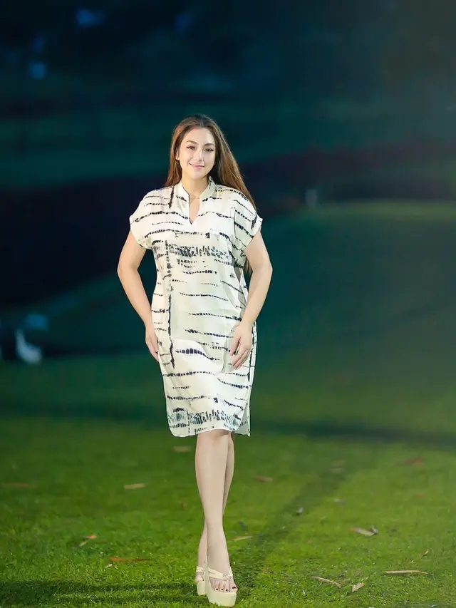 Jadi Ibu 4 Anak, Ini 7 Potret Celine Evangelista Pamer Body Goals Bak ABG