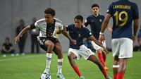 Gelandang Jerman Assan Ouedraogo (kiri) dan penyerang Prancis Yanis Ali Issoufou saat berebut bola dalam pertandingan final UEFA U-17 antara Jerman vs Prancis di Stadion Hidegkuti Nandor di Budapest, Hongaria pada 2 Juni 2023 waktu setempat. (Attila KISBENEDEK / AF)