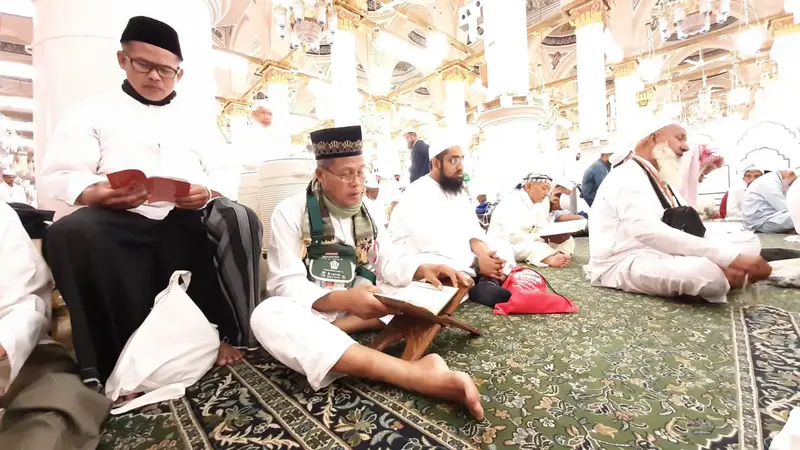 Jemaah haji Indonesia membaca Alquran, di Masjid Nabawi, usai melaksanakan salat subuh, Selasa (9/7). Foto: Darmawan/MCH