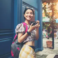 Ilustrasi perempuan yang sedang traveling atau menjelajah dunia | copyright freepik.com/jcomp