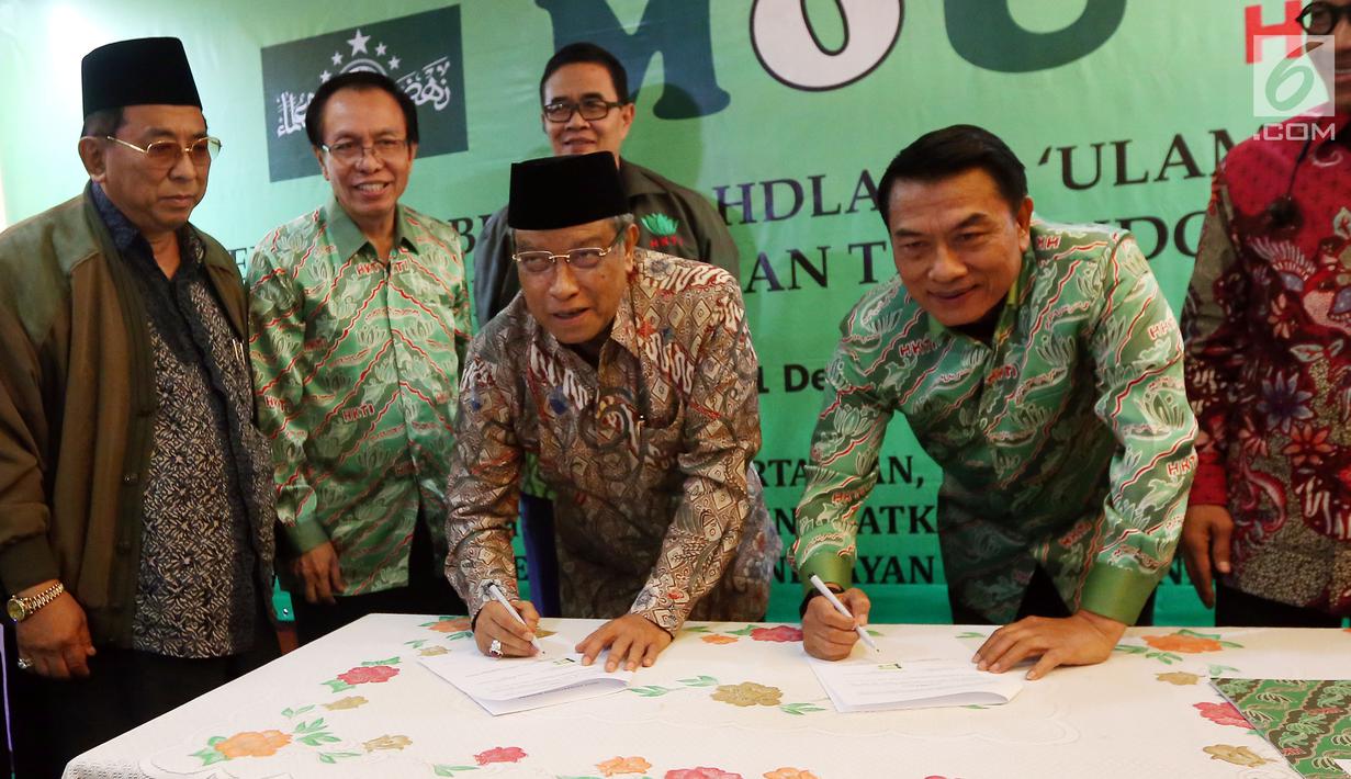 Ketua Umum PBNU KH Said Aqil Siradj dan Ketua Umum Dewan Pimpinan Nasional Himpunan Kerukunan Tani Indonesia (HKTI) Jenderal (purn) Moeldoko menadatangani perjanjian kerjasama di Jakarta, Kamis (21/12). (Liputan6.com/JohanTallo)