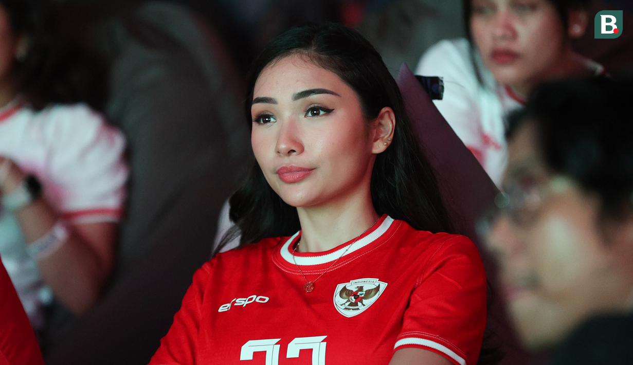 Natascha Germania tampak serius saat nobar pertandingan Timnas Indonesia vs China di Kompleks Stadion Utama Gelora Bung Karno (SUGBK), Senayan, Jakarta, Selasa (15/10/2024) malam WIB. (Bola.com/Abdul Aziz)