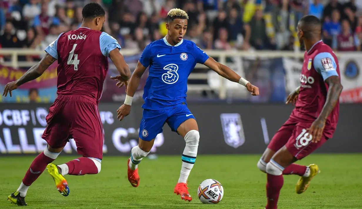 <p>Bek Aston Villa, Ezri Konsa (Kiri) dan bek Aston Villa, Ashley Young (Kanan) bersaing untuk mendapatkan bola melawan bek Chelsea, Omari Hutchinson (Tengah) selama pertandingan uji coba di Stadion al-Nahyan di Abu Dhabi (11/12/2022). Aston Villa menang tipis atas Chelsea dengan skor 1-0. (AFP/Ryan Lim)</p>