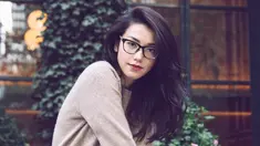 Velove Vexia merupakan model sekaligus aktris top Tanah Air. Gaya penampilannya selalu diperhatikan publik seperti saat ia kenakan kacamata. Kacamata baca yang ia kenakan ini membuat sisi feminin dari Velove kian terlihat. (Liputan6.com/IG/@vaelovexia)