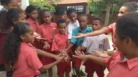 Kala Siswa SD di Papua Belajar Finansial Digital