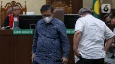 Terdakwa kasus suap vonis bebas Gregorius Ronald Tannur, Erintuah Damanik (kedua kiri) bersama Mangapul saat menjalani sidang pembacaan putusan di Pengadilan Tindak Pidana Korupsi (Tipikor), Jakarta, Kamis (8/5/2025). (Liputan6.com/Herman Zakharia)