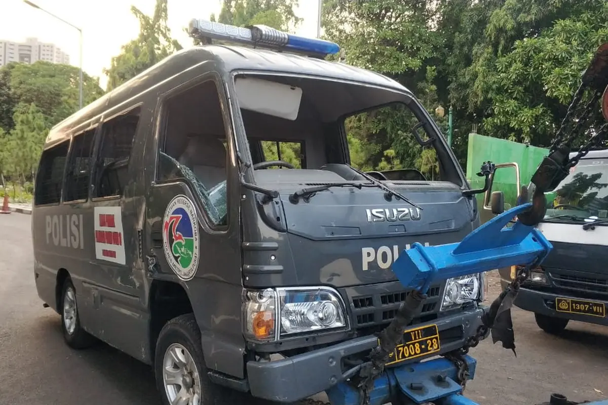Minibus polisi dirusak massa pendemo yang tolak Omnibus Law. (Ady Anuggrahadi/Liputan6.com).