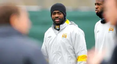 Bek Manchester City Kolo Toure (tengah) dan adiknya Yaya Toure di sesi latihan tim yang digelar di kompleks Carrington, 16 Maret 2011, jelang babak 16 besar Europa League lawan Dynamo Kiev. AFP PHOTO / ANDREW YATES