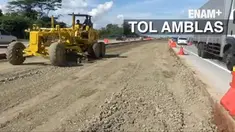 Kondisi amblesnya jalan tol di KM 103, masih dalam perbaikan,  jalan darurat dibuat untuk alternatif  demi mengurangi kemacetan.