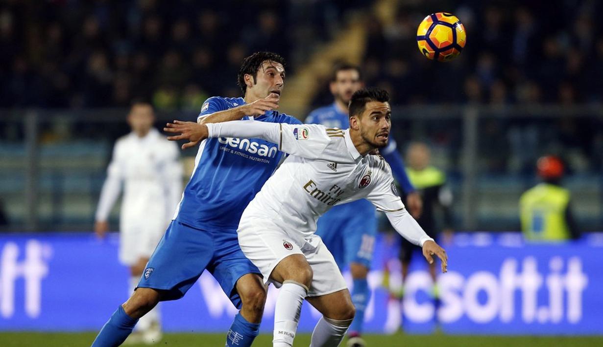 Striker AC Milan, Suso, berebut bola dengan pemain Empoli, Daniel Croce, pada laga Serie A di di Stadio Carlo Castellani, Sabtu (26/11/2016). (AFP/Marco Bertorello)