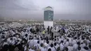 <p>Jemaah haji berkumpul di puncak bukit berbatu yang dikenal sebagai Gunung Rahmat di Dataran Arafah saat menunaikan ibadah haji dekat Kota Suci Makkah, Arab Saudi, Selasa (27/6/2023). Sekitar dua juta orang berkumpul di Arafah untuk melaksanakan puncak ibadah haji yakni wukuf di Arafah. (AP Photo/Amr Nabil)</p>