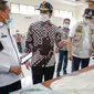 Wagub Jatim Emil Dardak mengecek beras bansos di Bangkalan. (Dian Kurniawan/Liputan6.com)