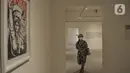 Seorang perempuan mengunjungi ruang pameran Galeri Nasional Indonesia Jakarta, Kamis (28/10/2021). Pengelola Galeri Nasional membagi waktu kunjungan sebanyak enam sesi dalam satu hari dengan durasi 55 menit guna memberi kenyamanan di tengah masa pandemi. (merdeka.com/Iqbal S Nugroho)