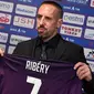 Rekrutan baru Fiorentina, Franck Ribery, menunjukan jersey saat sesi perkenalan di Stadion Artemio Franchi, Florence, Kamis (22/8). Gelandang asal Prancis ini didatangkan secara gratis dari Bayern Munchen. (AFP/Andreas Solaro)