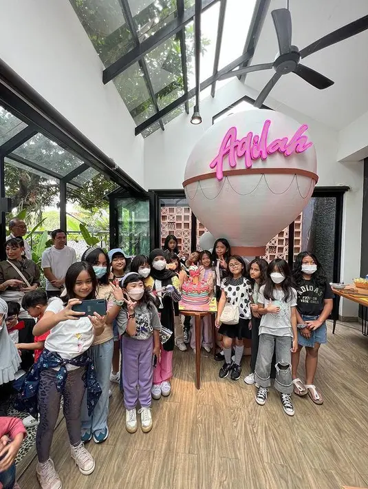 Meski digelar sederhana, ulang tahun berjalan meriah dihadiri banyak teman dan sahabat. Potret bersama dengan para sahabat yang hadir dalam perayaan ultah. [Instagram/mrsayudewi]