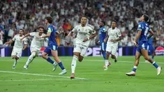 Penyerang Real Madrid asal Prancis, Kylian Mbappe merayakan gol kedua timnya dari titik penalti dalam laga matchday 1 League Phase Liga Champions 2025/2026 di stadion Santiago Bernabeu, Spanyol, 16 September 2025 waktu setempat atau Rabu (17/9/2025) dini hari WIB. (Thomas COEX/AFP)