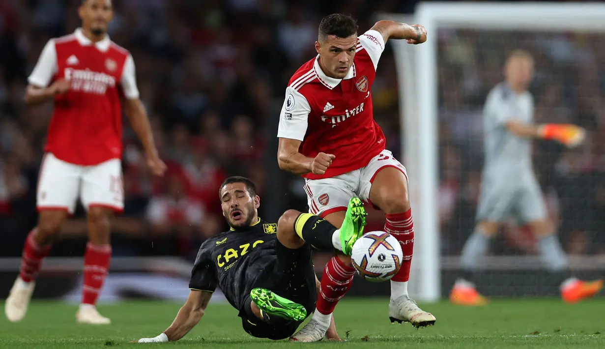 Granit Xhaka pernah menjadi pemain paling dibenci oleh fans Arsenal. Namun, kini semuanya berubah. Ia selalu terpilih menjadi starting XI oleh Mikel Arteta. Xhaka juga mampu membuat dua gol dan tiga assist dalam 10 penampilannya di Liga Inggris 2022/2023. (AFP/Adrian Dennis)