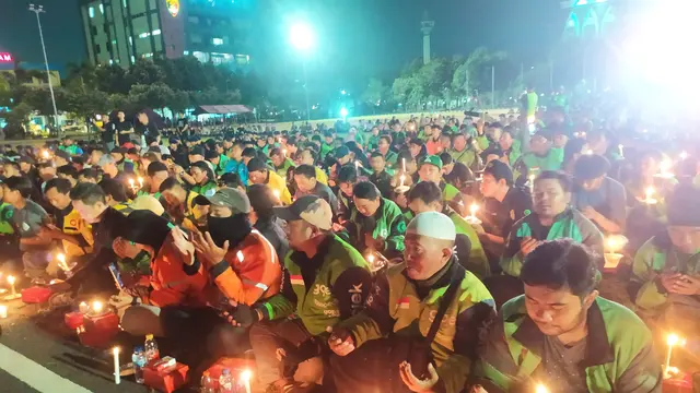 Aksi damai ojol di Jatim menyalakan 1.000 lilin serta menggelar doa bersama untuk Affan