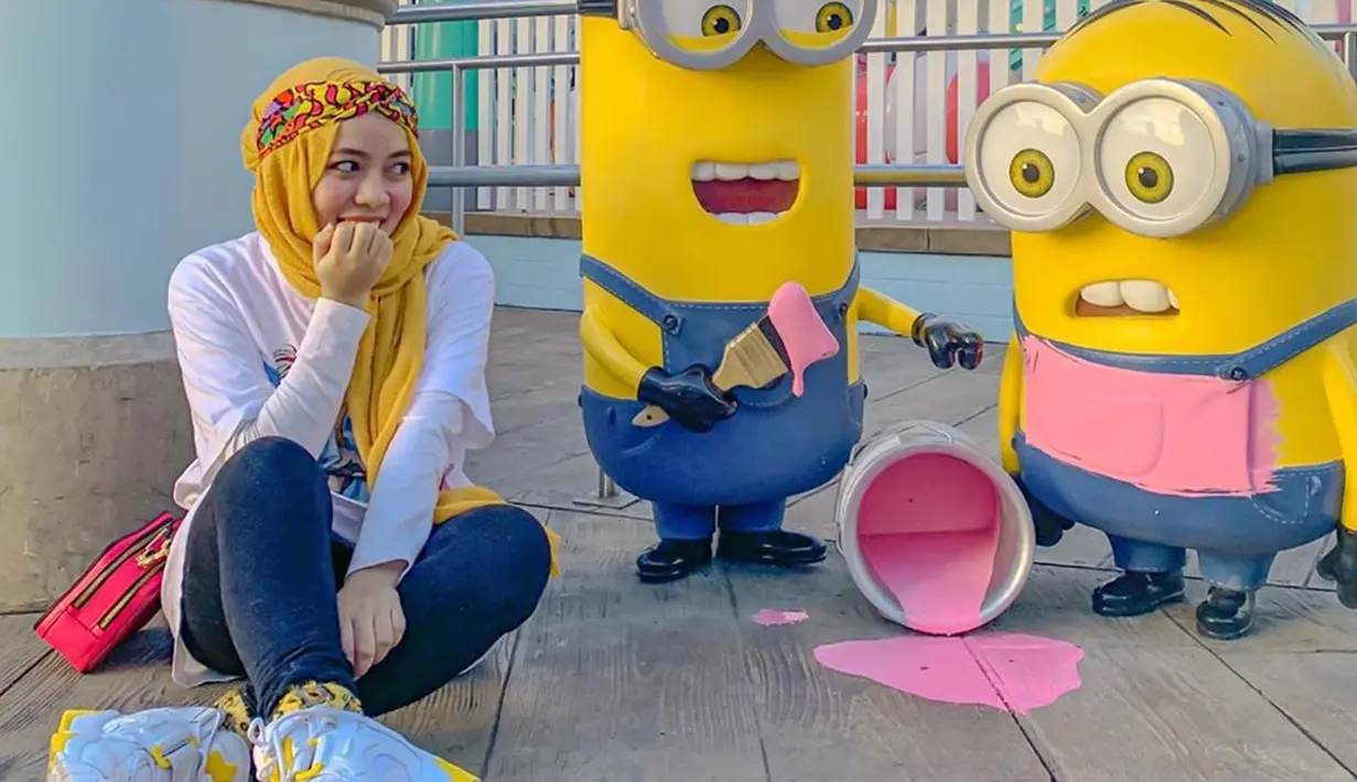 Bergaya dengan tema Minion, penampilan Sohwa sendir terlihat cukup simpel. Dirinya juga memadukan penampilan kaus putihnya dengan jilbab berwarna kuning. Bahkan, sepatu yang dikenakan Sohwa juga terlihat senada dengan gaya pakaiannya. (Liputan6.com/IG/@sohwahalilintar)