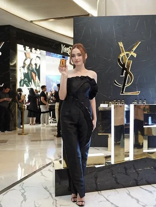 Jumpsuit tersebut memiliki aksen renda di bagian dada hingga ke atas kaki. [Instagram/syifahadju]