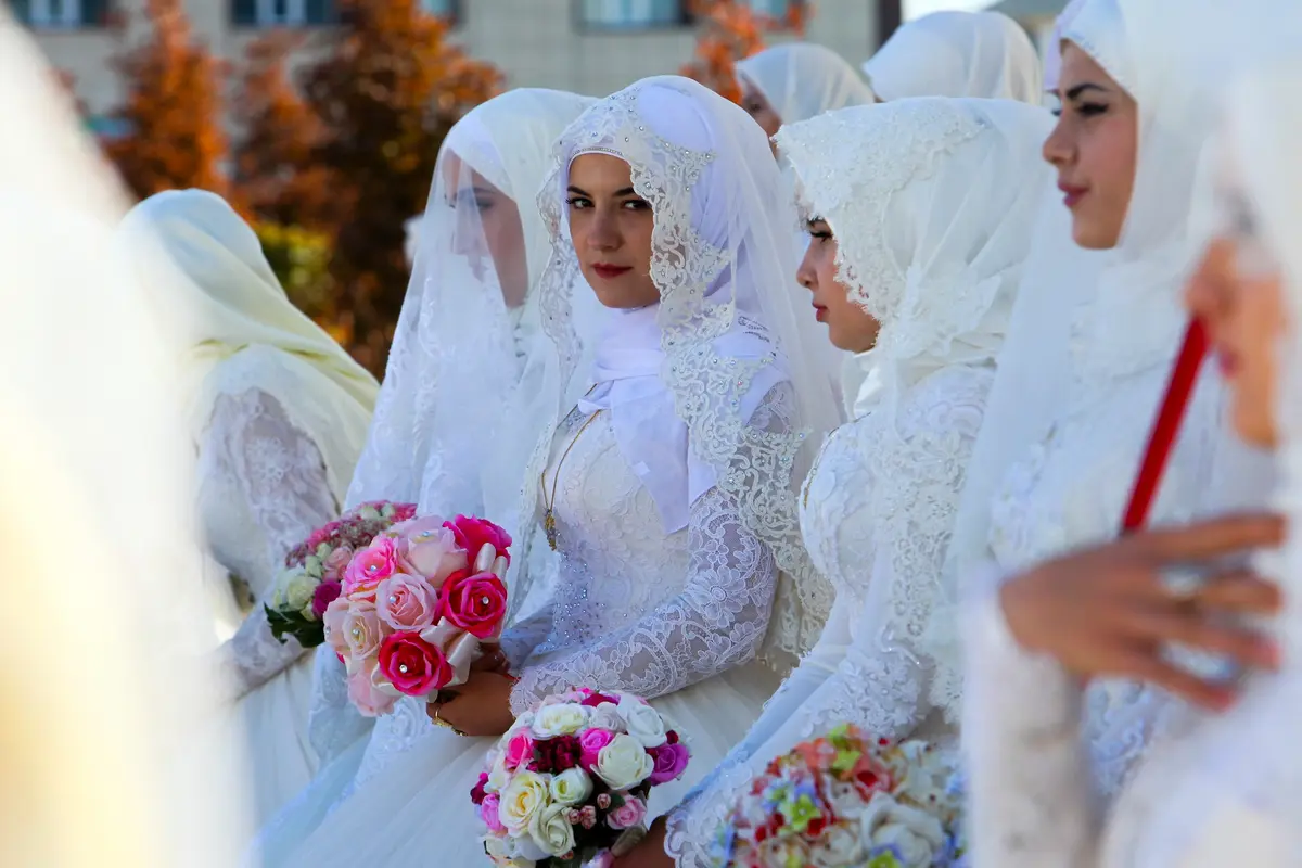 PHOTO: Momen Romantis Nikah Massal di Rusia