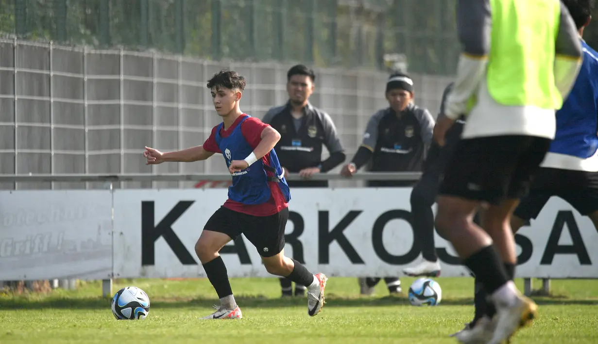 Amar Rayhan Brkic (kiri), saat melakukan latihan bersama pemain Timnas Indonesia U-17 lainnya dalam pemusatan latihan di Jerman. Timnas Indonesia U-17 mendapat tambahan amunisi untuk bersaing di Piala Dunia U-17 2023. Sosok tersebut adalah Amar Rayhan Brkic, pemain diaspora asal Jerman yang saat ini membela Hoffenheim U-17. (Dok.PSSI)