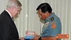 Citizen6, Jakarta Timur: Dalam kunjungan tersebut Panglima TNI didampingi oleh Asops dan beberapa Staf terkait.  Sedangkan US Secretary of the Navy didampingi oleh Wakil Duta Besar Amerika Serikat di Jakarta, Mr. Ted Osius. (Pengirim: Badarudin Bakri)