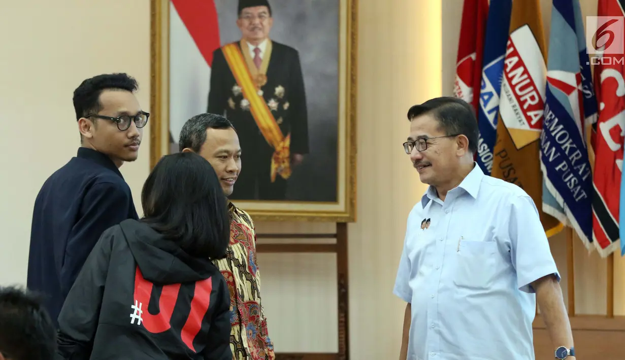 Komisioner KPU, Pramono Ubaid Tanthowi (kiri) jelang memimpin rapat evaluasi debat Cawapres di Gedung KPU, Jakarta, Selasa (19/3). Rapat juga membahas persiapan pelaksanaan debat pilpres keempat dan kelima. (Liputan6.com/Helmi Fithriansyah)