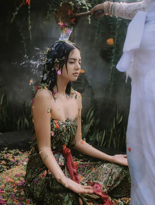 Kain Bali ini panjang dan dililitkan di tubuhnya seperti mengenakan kemben bak perempuan asli Bali. Aurelie Moeremans juga menambahkan selendang tipis berwarna merah yang diikatkan di pinggangnya. Foto: Instagram.