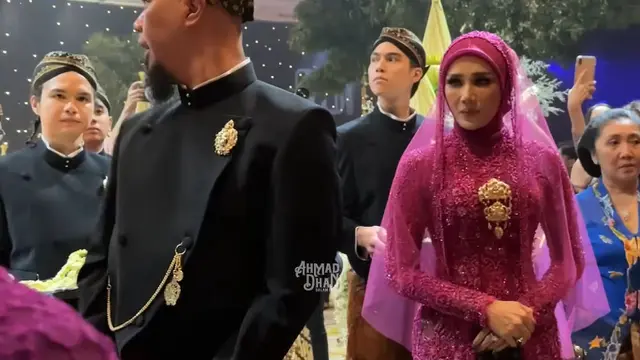 6 Potret detail gaya Mulan Jameela bersanding dengan suami di ngunduh mantu, menyala berkebaya fuchsia