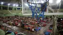 Sejumlah pengungsi Gunung Agung berisitirahat di lokasi pengungsian GOR Swecapura, Klungkung, Bali, Minggu (3/12). Pengungsi Gunung Agung yang berada di Kabupaten Klungkung terus bertambah dengan total 9.304 jiwa. (Liputan6.com/Immanuel Antonius)