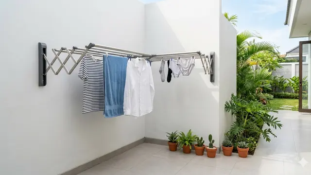 Ide Tempat Jemur Pakaian Tersembunyi agar Halaman Depan Tetap Rapi. Gemini