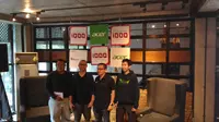 CEO Kibar Yansen Kamto (kedua kanan) bersama Presiden Direktur Acer Indonesia Herbert Ang di acara Gerakan 1000 Startup di Jakarta, Senin (10/10/2016). (Liputan6.com/Agustin Setyo Wardhani)