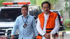 Gubernur Kepulauan Riau (Kepri) nonaktif Nurdin Basirun dikawal petugas tiba di Gedung KPK, Jakarta, Kamis (7/11/2019). Nurdin Basirun  diperiksa sebagai tersangka untuk melengkapai berkas terkait aliran suap izin lokasi rencana reklamasi di wilayah Kepulauan Riau. (merdeka.com/Dwi Narwoko)