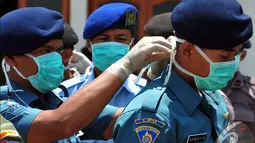 Tim Gabungan SAR TNI melakukan persiapan penerimaan empat jenazah korban AirAsia, Di Pangkalan Udara TNI Angkatan Laut Juanda Base OPS, Surabaya, Kamis (1/1/2015). (Liputan6.com/Johan Tallo)