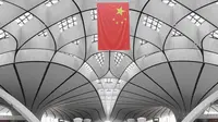 Pejabat keamanan melakukan tur Terminal Bandara Internasional Daxing Beijing, China, Selasa (9/7/2019). Bandara Internasional Daxing Beijing didesain oleh mendiang arsitek Zaha Hadid. (GREG BAKER/AFP)