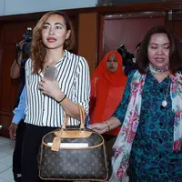 "Alasannya mimpi dan visi misi ke depan tidak sama, daripada gak cocok terus-terusan, nanti ribut terus-terusan, kasihan anak-anak ya, gak sehat juga," kata Dewi Rezer di Pengadilan Negeri Jakarta Selatan, Ampera, Jakarta. (Deki Prayoga/Bintang.com)