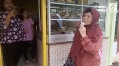 Video rekaman seorang pengamen emak-emak menyanyikan lagu Shania Twain viral di media sosial.