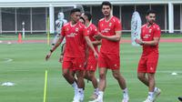 Elkan Baggott yang sempat lama absen dari skuad Garuda, tampak mengikuti latihan bersama rekan-rekannya. Tampak dalam foto, pemain Timnas Indonesia, Elkan Baggott (tengah) saat mengikuti sesi latihan perdana di Lapangan Stadion Madya, Kompleks Gelora Bung Karno, Senayan, Jakarta, Selasa (24/3/2026). (Bola.com/M Iqbal Ichsan)