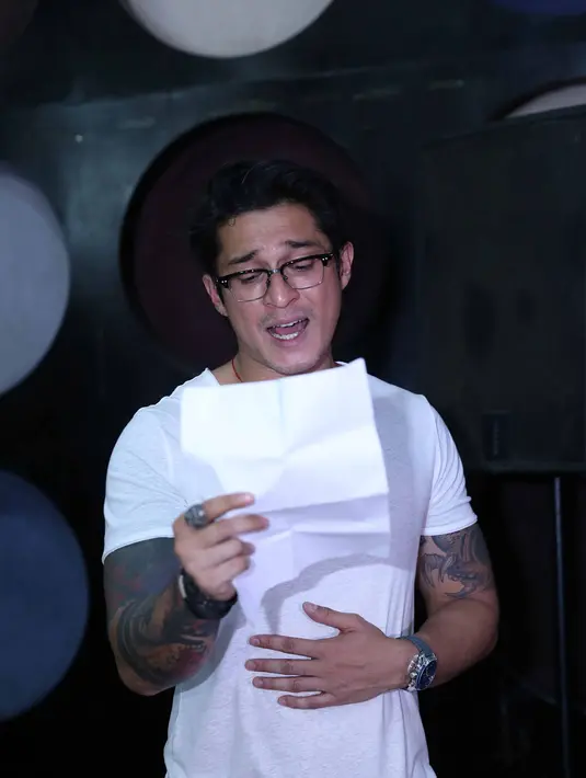 "Nego ulang," ujar Miller Khan yang didampingi Angel Karamoy sambil tertawa menjawab pertanyaan wartawan yang mewawancarainya usia menjalani latihan. (Nurwahyunan/Bintang.com)