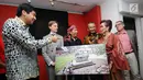 Menteri Desa, PDT dan Transmigrasi, Eko Putro Sandjojo (keempat kiri) saat Peluncuran Buku Danau Toba dan Mangongkal Holi di Jakarta, Kamis (24/8). Peluncuran diwarnai pameran foto budaya Batak. (LIputan6.com/Helmi Fithriansyah)