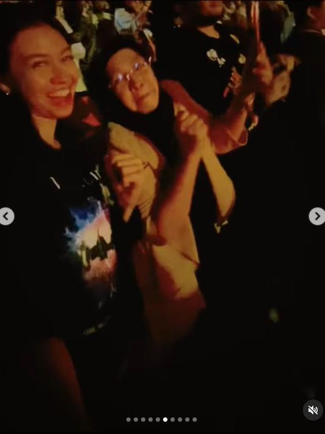 6 Potret Keseruan Yuki Kato Temani Sang Ibunda Nonton Konser Westlife