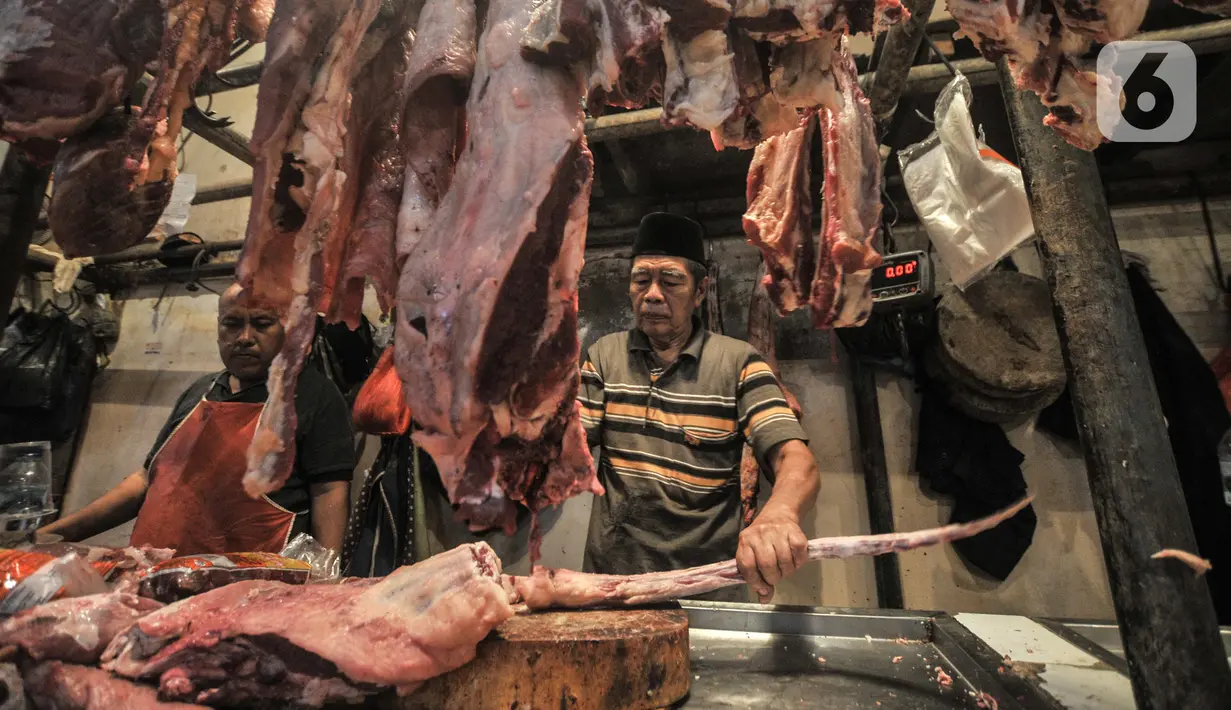 Pedagang memotong daging sapi di Pasar Senen, Jakarta Pusat, Selasa (31/5/2022). Maraknya kasus penyakit mulut dan kuku (PMK) pada hewan ternak seperti sapi dan kambing sejak beberapa waktu lalu, serta ditambah masih tingginya harga berimbas pada merosotnya penjualan daging di Pasar Senen hingga 50 persen. (merdeka.com/Iqbal S. Nugroho)