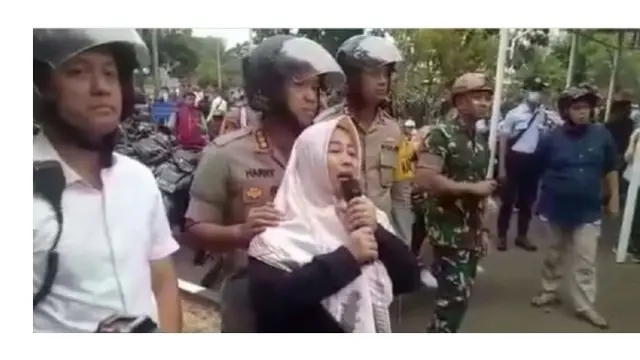 Seorang ibu mencari anaknya saat aksi pelajar di Gedung DPR RI Jakarta