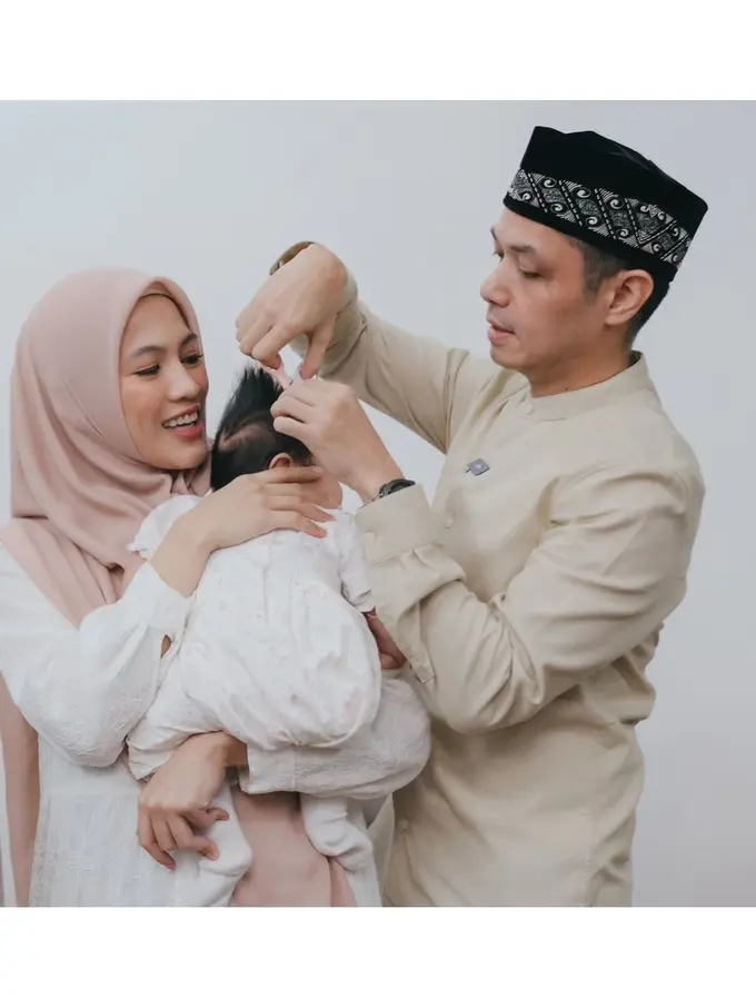 6 Potret Akikah Anak Ketiga Alyssa Soebandono dan Dude Harlino, Penuh Khidmat