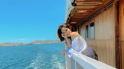 Di Labuan Bajo, menikmati pemandangan alam dengan naik kapal memang menjadi salah satu pilihan menarik. Apalagi kapal yang digunakan pun beberapa diantaranya merupakan kapal jenis pinisi. (Liputan6.com/IG/@salshabillaadr)