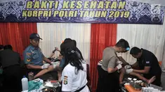 Petugas medis menangani anak-anak  saat sunatan massal gratis dalam acara Bakti Sosial dan Kesehatan Polri di Mapolsek Ciracas, Jakarta, Kamis (4/7/2019). Sunatan massal gratis ini diikuti oleh 248 peserta dari berbagai wilayah di DKI Jakarta. (merdeka.com/Iqbal Nugroho)